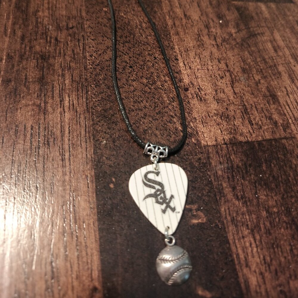 CHICAGO WHITE SOXS GUITAR PICK NECKLACE